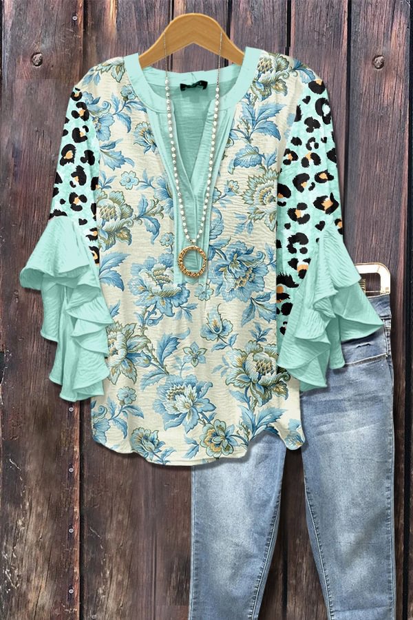Lichtblauwe blouse met 3D-bloemenprint